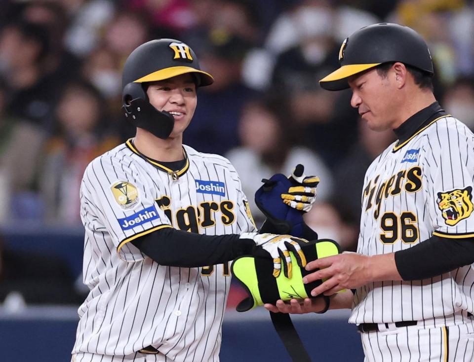 　１回、久々の安打に安堵の表情を見せる中野（撮影・田中太一）