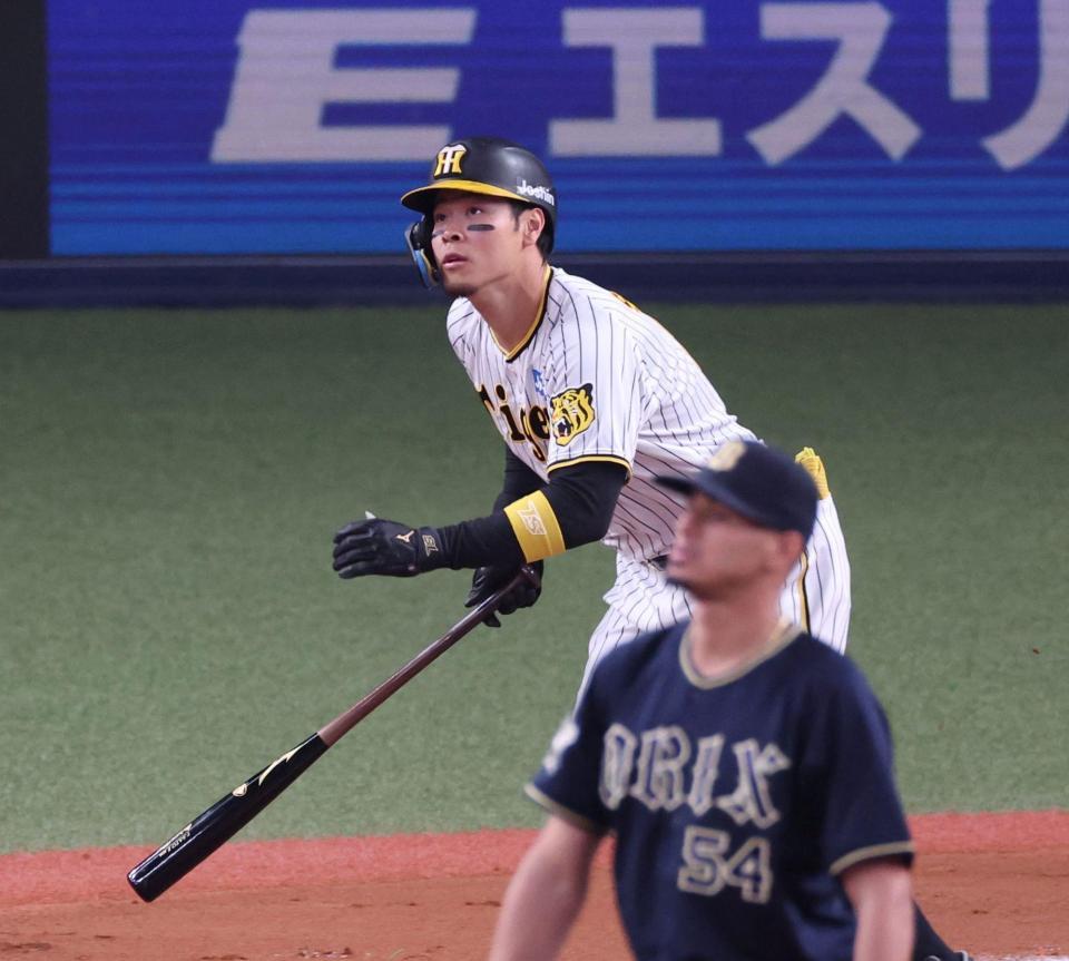 　６回、カスティーヨ（手前）から右越えソロを放つ佐藤輝（撮影・中田匡峻）