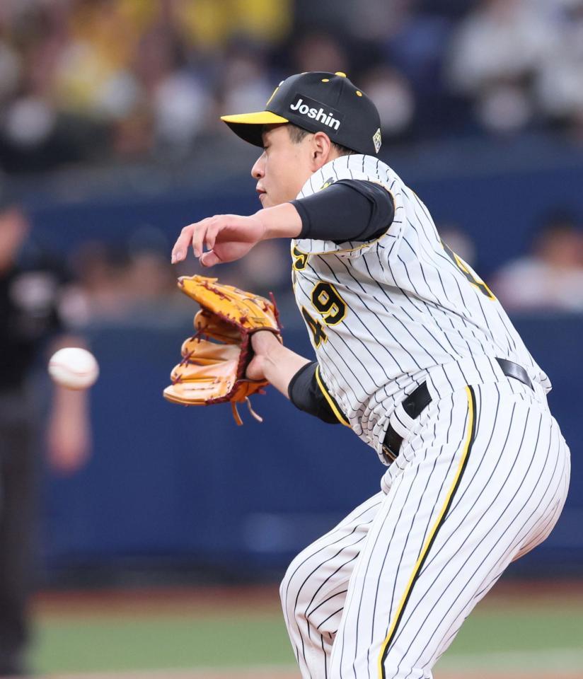 　４回、西川の打球にグラブを出す大竹（撮影・立川洋一郎）