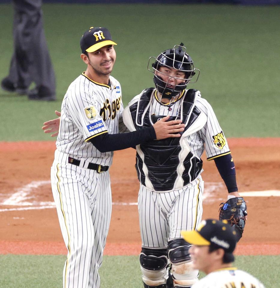 　オリックスに勝利し、喜ぶ梅野（右）とゲラ（撮影・中田匡峻）