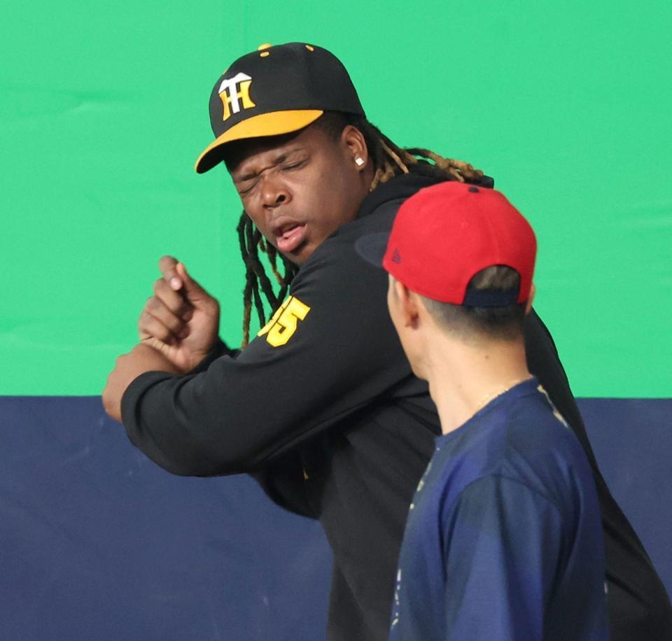 　西川（手前）に何かを話すミエセス（撮影・中田匡峻）