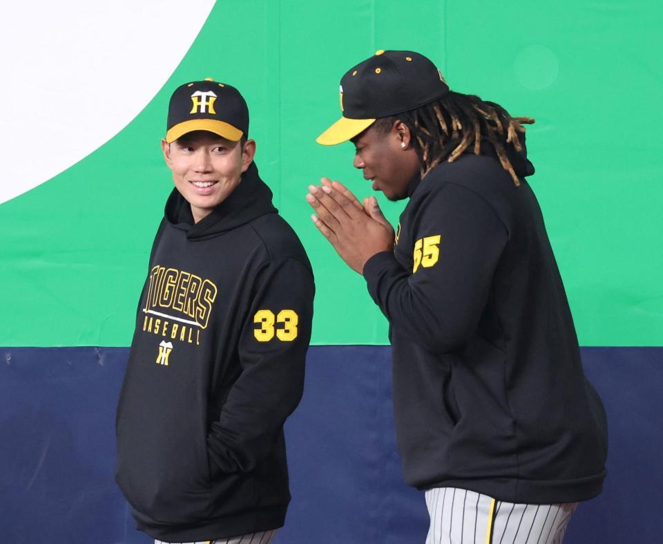 　糸原（左）に何かお願い事をするミエセス（撮影・中田匡峻）