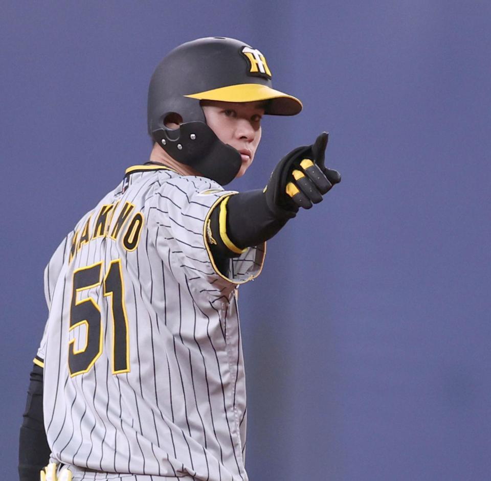 　５回、適時二塁打を放った中野はベンチへ向かってポーズを決める（撮影・田中太一）