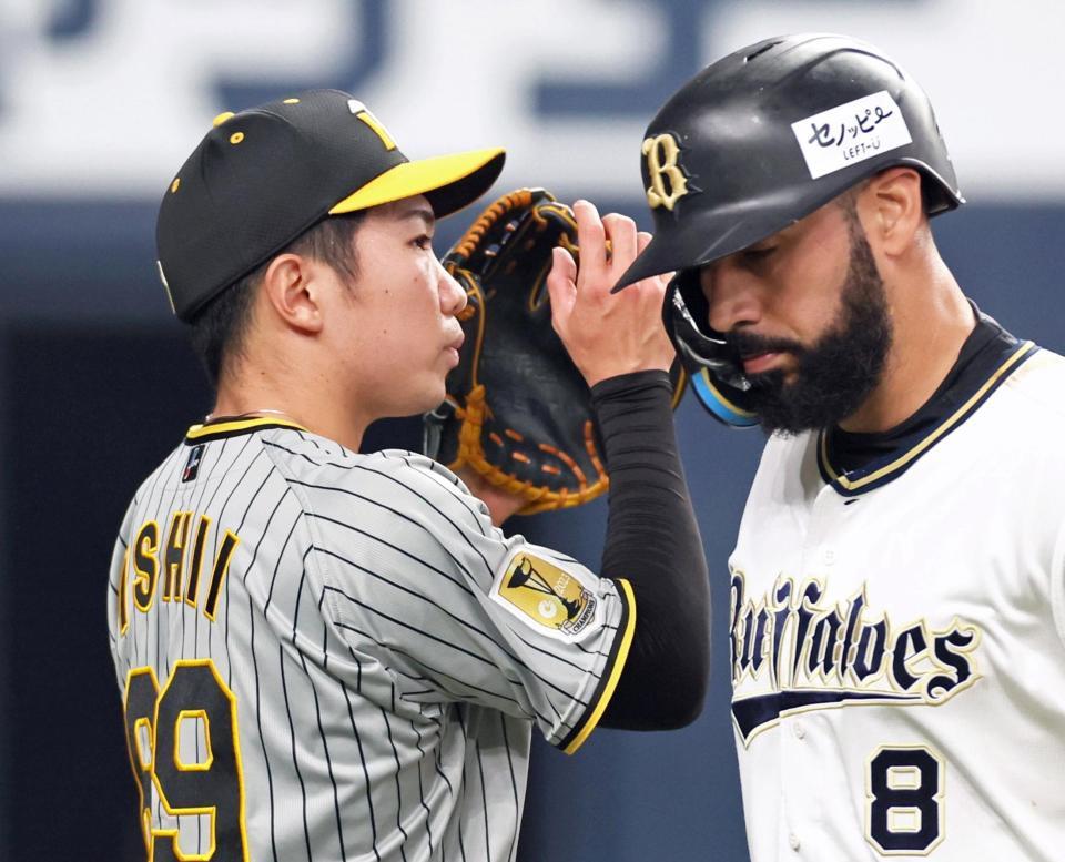 　８回、西野の適時打で追加点を許す石井。右は生還したゴンザレス（撮影・立川洋一郎）