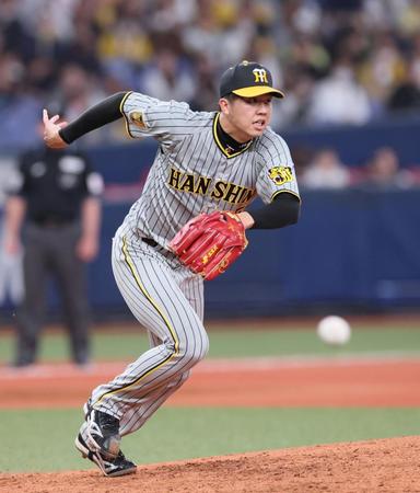 　５回、西川の打球に反応して一塁へ駆ける才木（撮影・立川洋一郎）