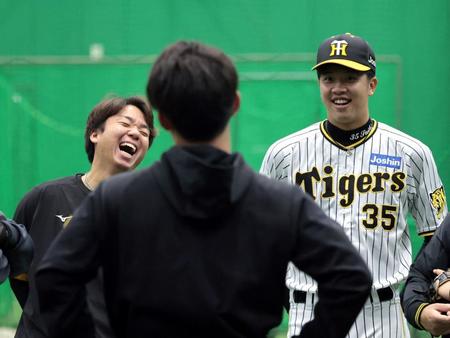 　練習中、笑顔を見せる村上（左）と才木（撮影・山口登）