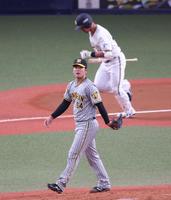 　６回、頓宮（後方）を中飛に抑える岡留（撮影・中田匡峻）