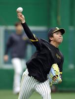 　キャッチボールする村上（撮影・山口登）