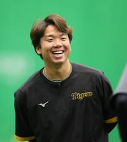 　練習中、笑顔を見せる村上（撮影・山口登）