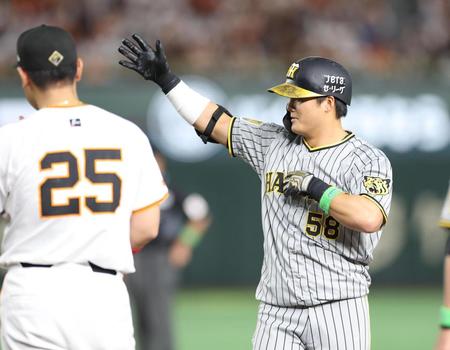 ２回阪神１死、左前打を放ち喜ぶ阪神・前川右京＝東京ドーム（撮影・金田祐二）