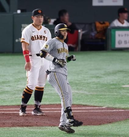 　２回、左前打を放った前川右京。後方は智弁学園の先輩で一塁手の岡本和（撮影・中田匡峻）