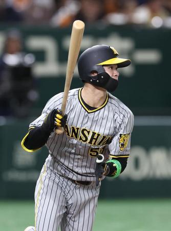 　１回、右前打を放つ中野（撮影・金田祐二）