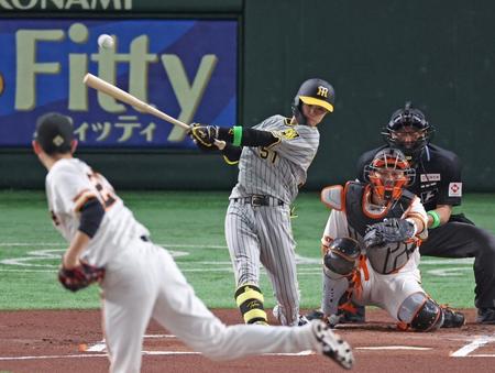 　１回、今季初安打となる右前打を放つ中野（撮影・中田匡峻）