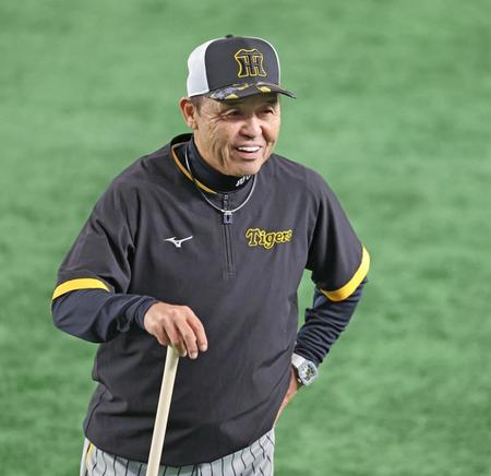 　柔らかな表情を見せる岡田監督（撮影・中田匡峻）