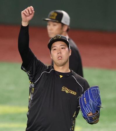 　開幕戦から一夜明け、キャッチボールする青柳（撮影・中田匡峻）