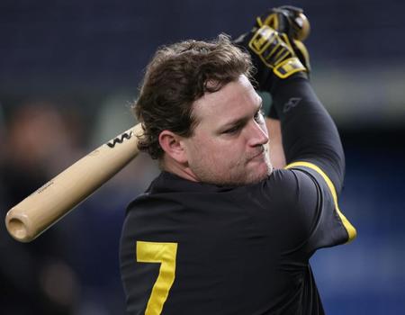 　打撃練習をするノイジー（撮影・田中太一）