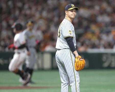 　６回、岡本和に先制２ランを浴び顔をしかめる大竹（撮影・金田祐二）