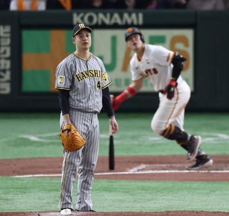 　６回、岡本和（後方）にセンターへ先制２ランを浴びた大竹（撮影・中田匡峻）