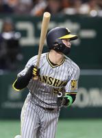 　１回、右前打を放つ中野（撮影・金田祐二）