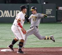 　３回、セーフティーバントで内野安打をもぎ取った中野（撮影・中田匡峻）