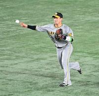 　５回、佐々木の遊ゴロで本塁へ送球する木浪だったが…（撮影・園田高夫）