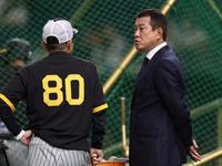 　岡田監督と話をする原辰徳氏（撮影・田中太一）