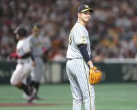 　６回、岡本和に先制２ランを浴び顔をしかめる大竹（撮影・金田祐二）