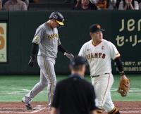 　４回、坂本のスクイズを一塁手・岡本和（中央）が好捕。三走・大山は戻れず併殺となる（撮影・中田匡峻）