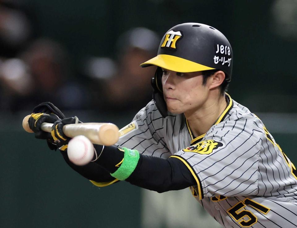 　３回、セーフティーバントを決める中野（撮影・田中太一）