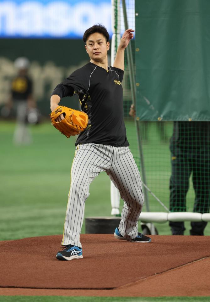 　マウンドをチェックする大竹（撮影・金田祐二）