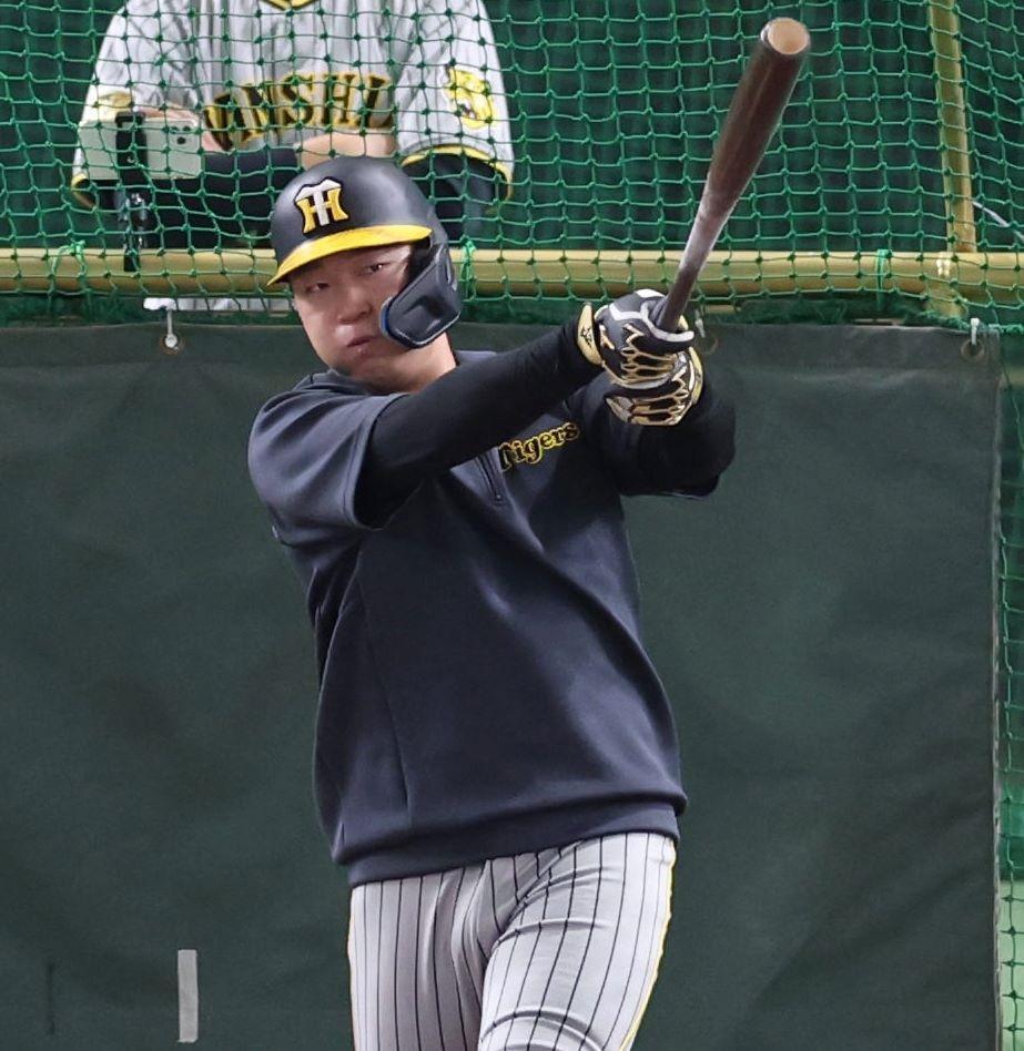 　打撃練習する大山（撮影・中田匡峻）