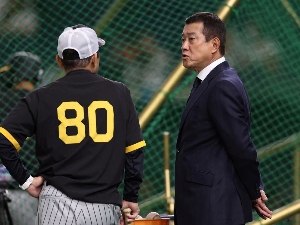 　岡田監督と話をする原辰徳氏（撮影・田中太一）