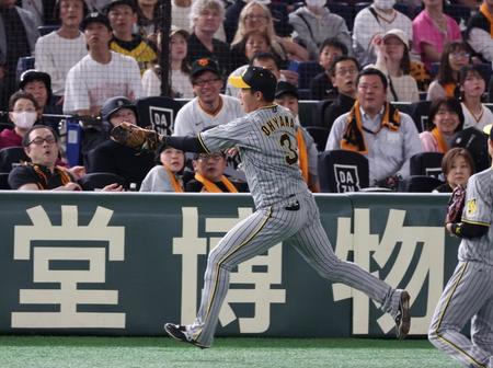 　２回、坂本の邪飛を好捕した一塁手・大山（撮影・中田匡峻）