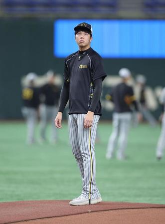 　マウンドをチェックする才木（撮影・金田祐二）