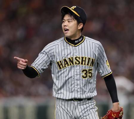 　１回、巨人打線を無失点に抑えた才木は野手陣に声をかけながら引き揚げる（撮影・田中太一）