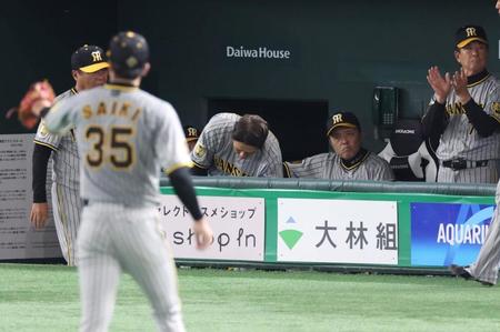 　４回を投げ終えた才木（３５）を見つめる岡田監督（撮影・中田匡峻）