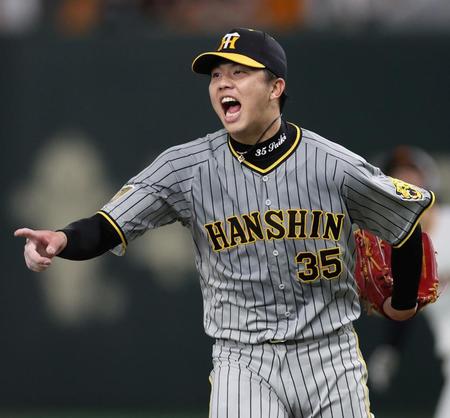 　４回、満塁のピンチで佐々木を打ち取り声を張り上げる才木（撮影・田中太一）