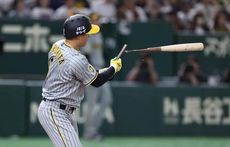 　６回、バットを折られ三ゴロに倒れる森下（撮影・金田祐二）