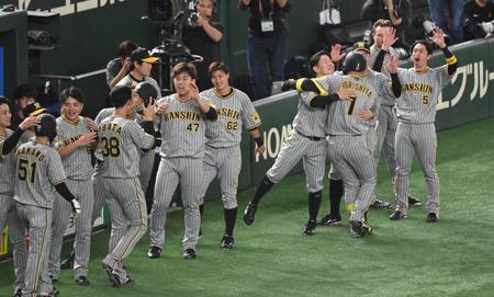 　８回、先制３ランを放った森下（１）を出迎える阪神ナイン（撮影・棚橋慶太）