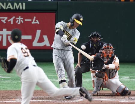 　９回、右越えにソロを放つ小幡（撮影・中田匡峻）