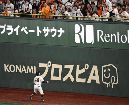 　９回、小幡の放った飛球がライトスタンドのフェンスの内側で跳ね返る（撮影・棚橋慶太）