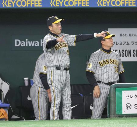 　９回、小幡の打球にリクエストする岡田監督（撮影・金田祐二）
