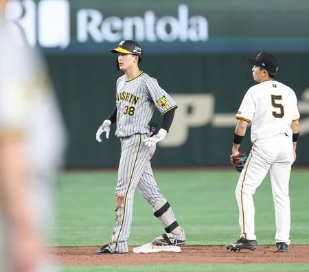 　９回、右越えの打球が二塁打と判定された小幡（撮影・金田祐二）