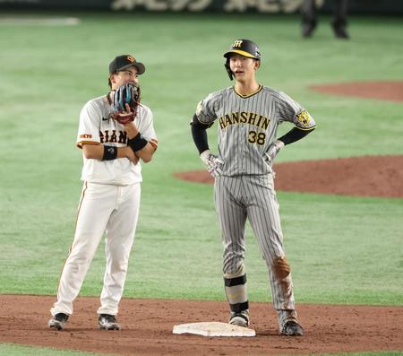 　９回、門脇（左）とリクエスト映像を見ながら話す小幡（撮影・中田匡峻）