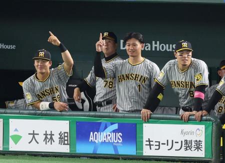 　９回、小幡のリクエスト映像に本塁打を確信した前川（左）と森下（撮影・中田匡峻）