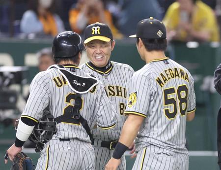 　梅野にウイニングボールをもらい笑顔の岡田監督（撮影・金田祐二）