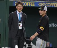 　談笑する梅野（右）と能見篤史氏（撮影・金田祐二）