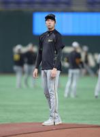 　マウンドをチェックする才木（撮影・金田祐二）