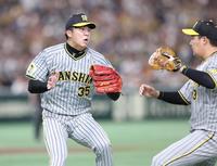 　３回、高橋礼のバントのフライを捕球し、大山と交錯しそうになる才木（撮影・金田祐二）