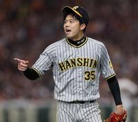 　１回、巨人打線を無失点に抑えた才木は野手陣に声をかけながら引き揚げる（撮影・田中太一）